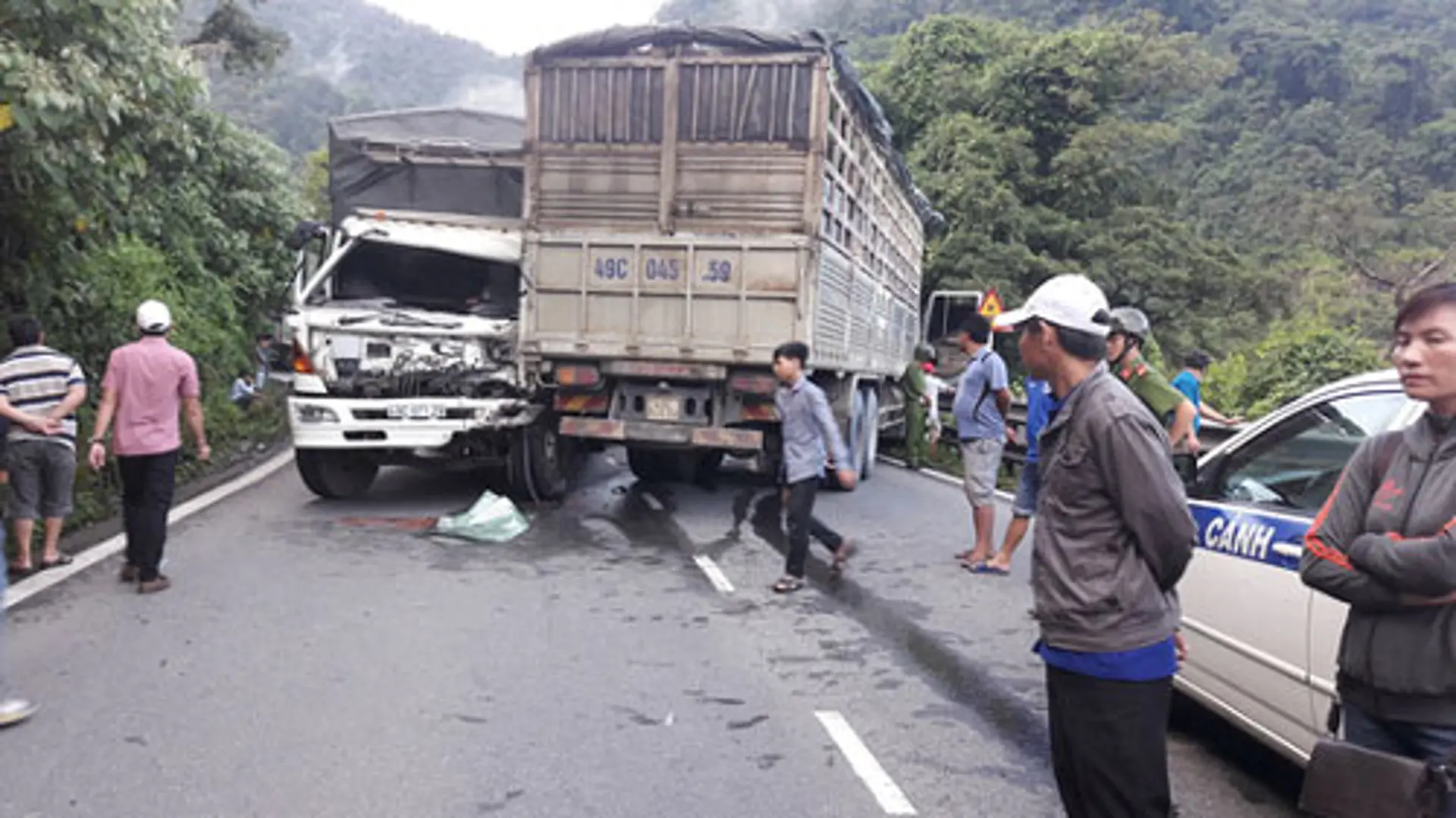 Tai nạn trên đèo Bảo Lộc, 1 xe rơi xuống vực, 1 xe va vách núi