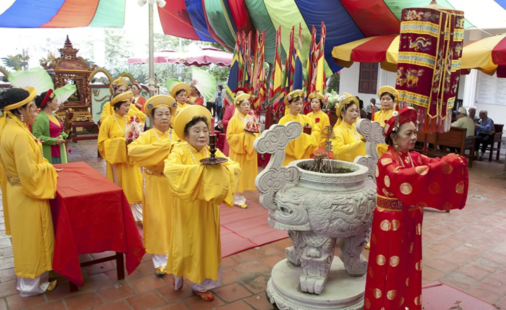 Lễ thánh tại đình Võng Thị