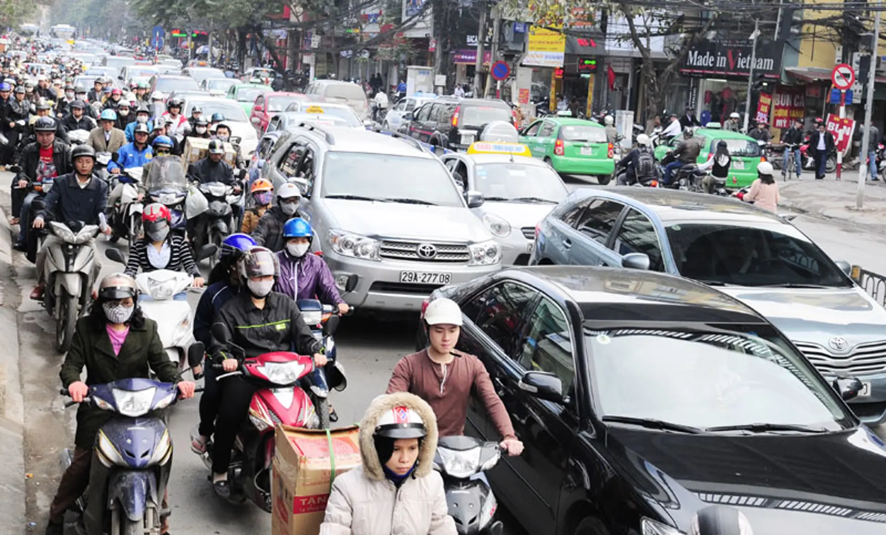 Ùn tắc giao thông tại Hà Nội: Lỗi đâu chỉ của hạ tầng