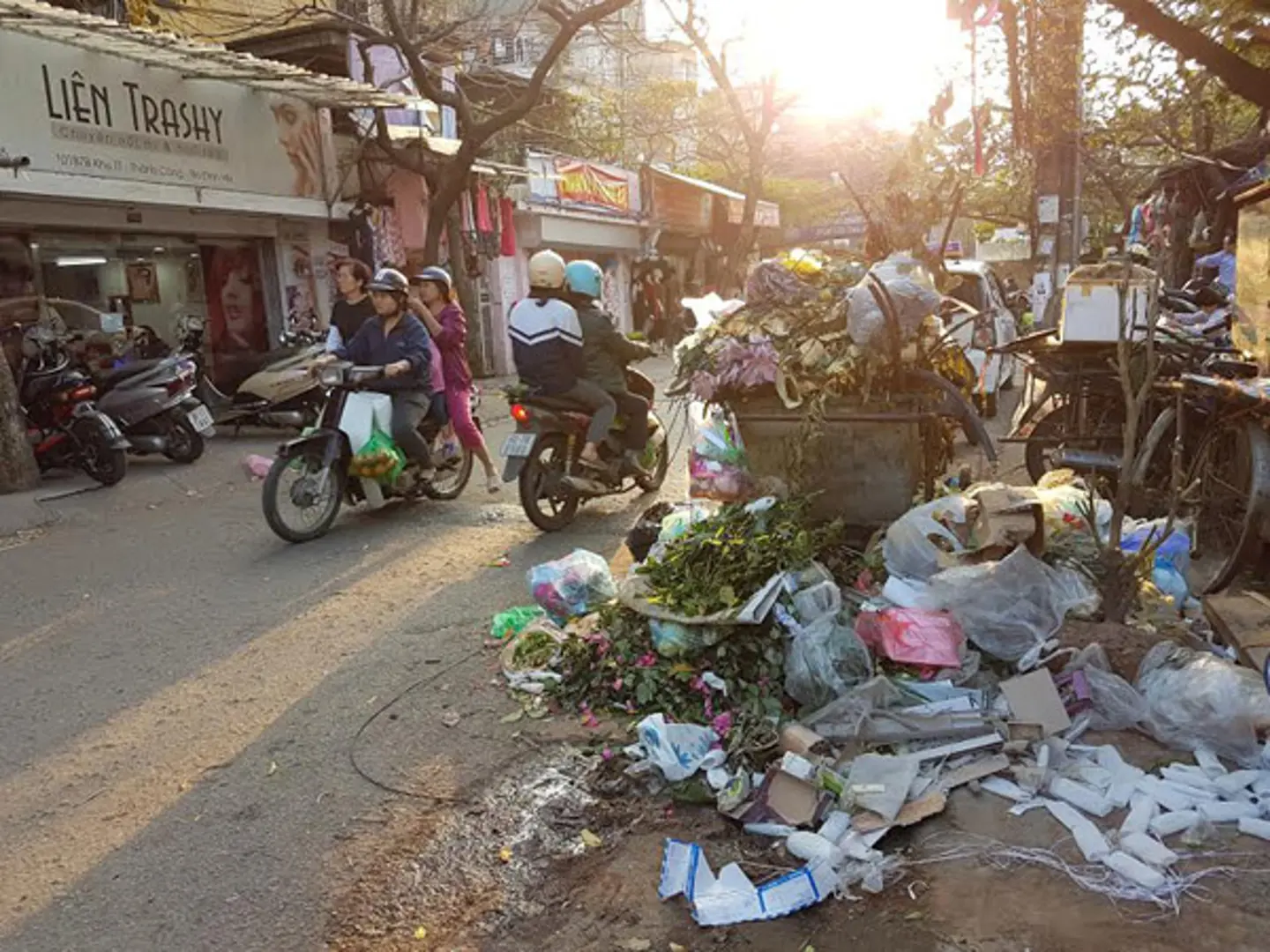 Rác “bủa vây” khu tập thể, môi trường ô nhiễm nặng nề