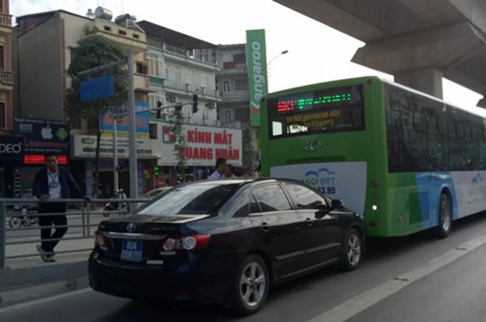 Ô tô lấn làn đâm vào xe buýt nhanh BRT