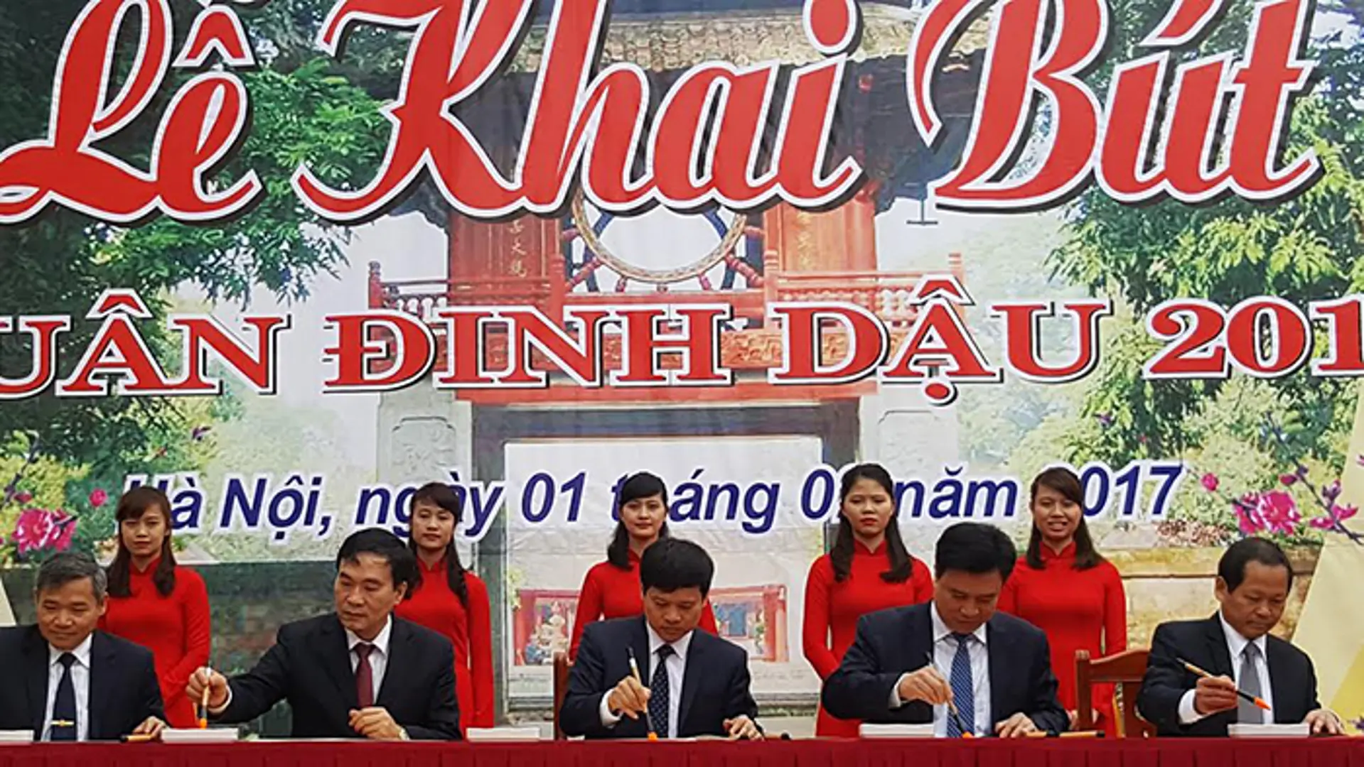 Hà Nội khai bút đầu xuân: “Nhân - Nghĩa - Trí - Dũng - Liêm”