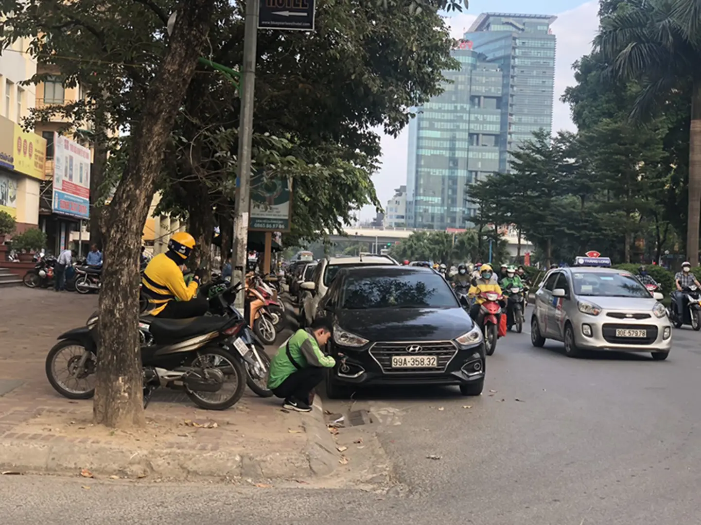 Hà Nội: Tuyến đường Hoàng Quốc Việt "biến" thành bãi xe di dộng