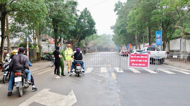 [Ảnh] Hà Nội: Đền Sóc đóng cửa, tiểu thương ngậm ngùi thu dọn hàng hóa rời khu di tích