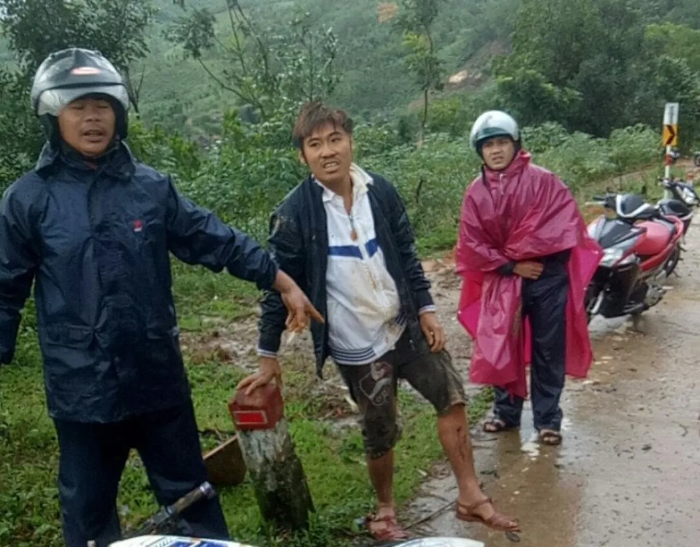 Quảng Ngãi: Vượt rào cảnh báo sạt lở núi, nhiều người nghi bị vùi lấp