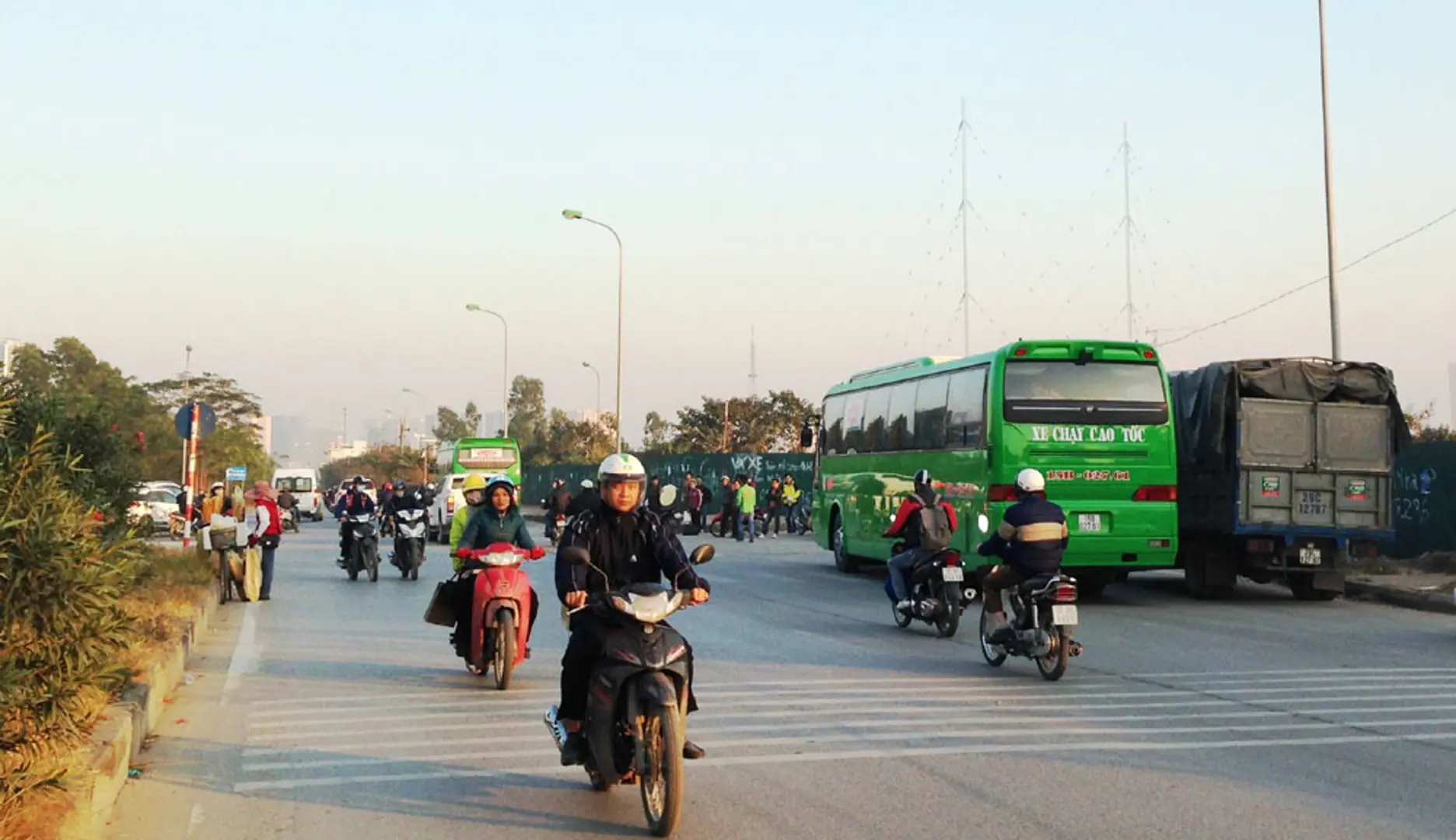 Bến cóc “mọc” trên Đại lộ Thăng Long