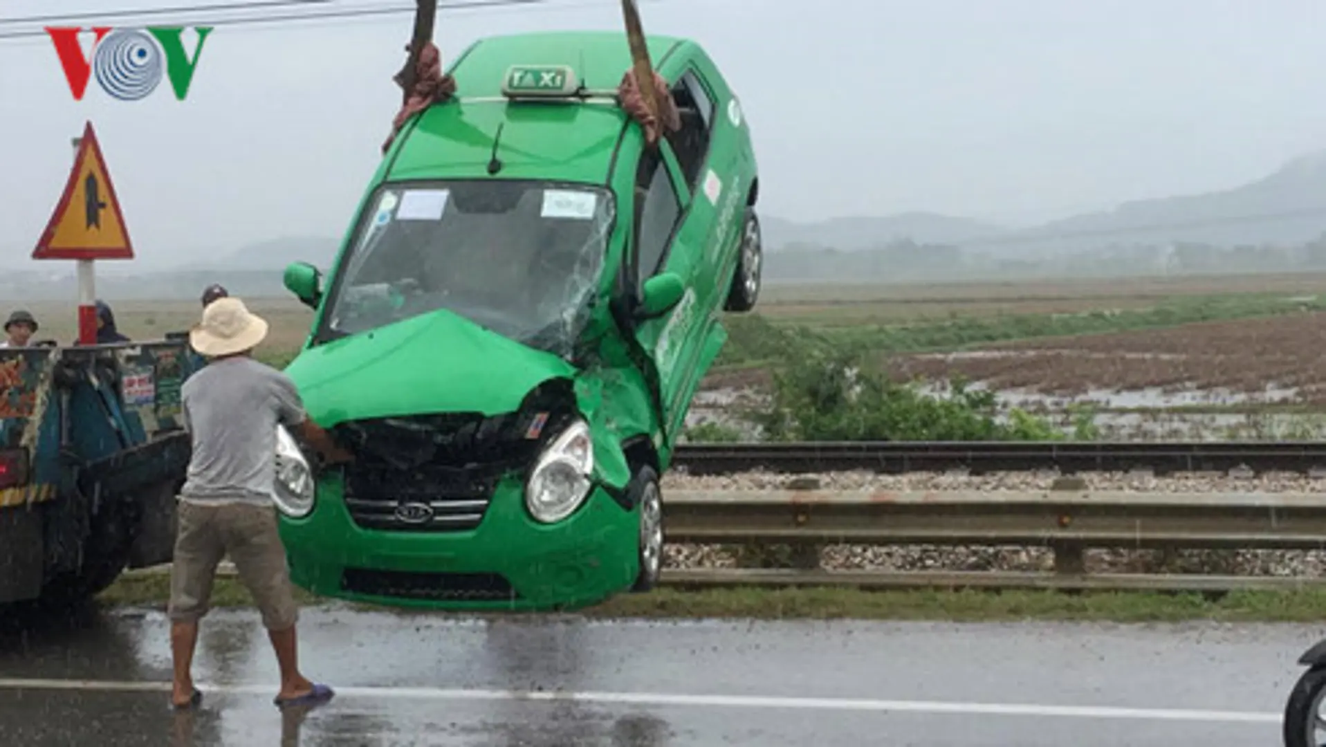 Tàu hỏa kéo lê taxi hơn 50m, 3 người thoát nạn trong gang tấc