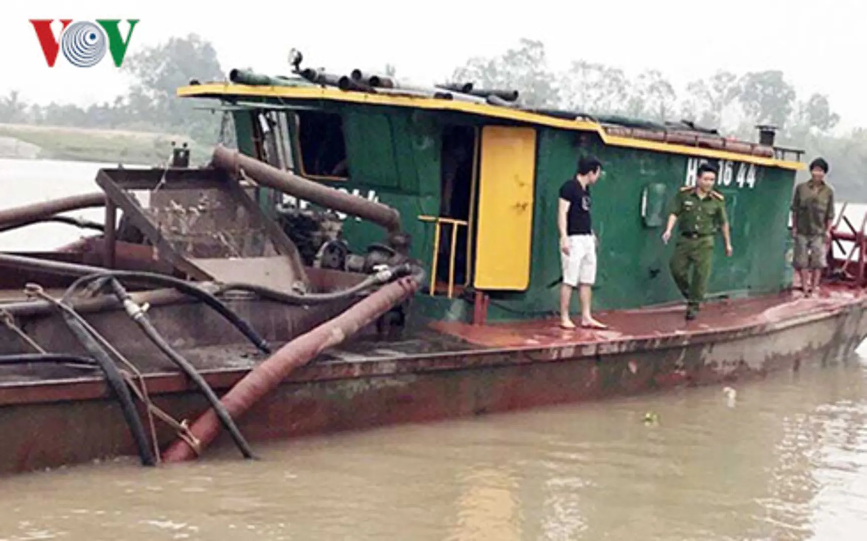 Bắt giữ tàu khai thác cát trái phép trên sông Kinh Thầy