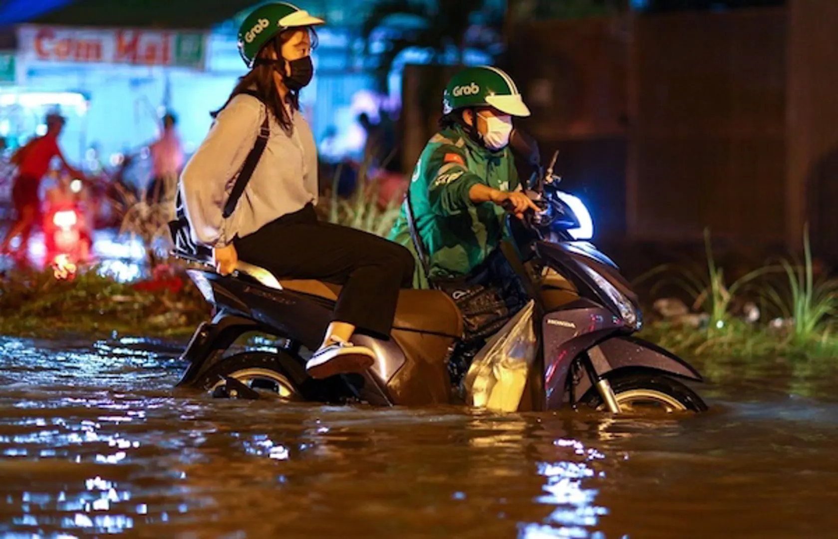 TP Hồ Chí Minh: Triều cường đạt đỉnh, người dân "vật lộn" trong biển nước