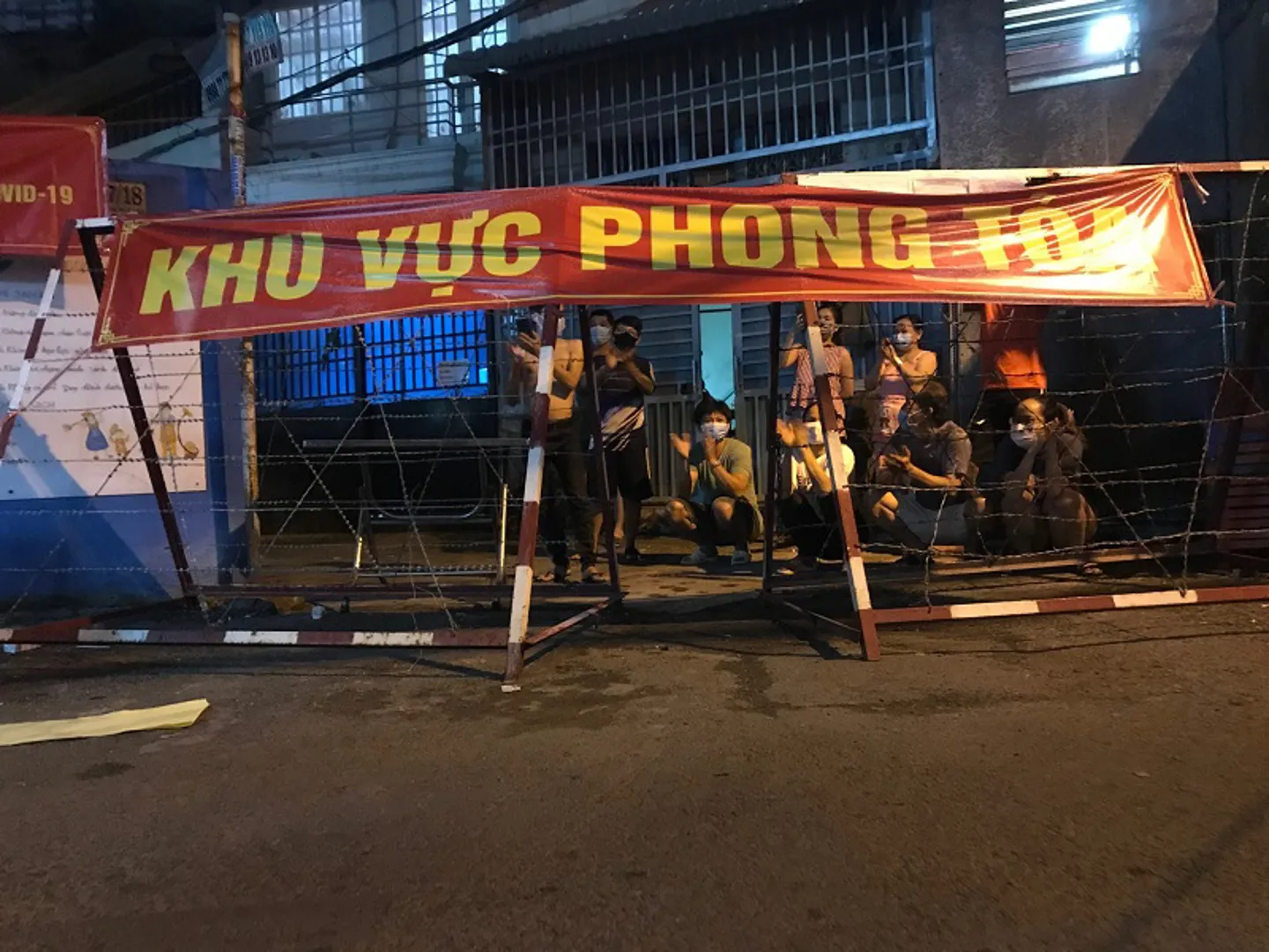 TP Hồ Chí Minh: Người dân vỡ òa niềm vui vì được dỡ bỏ phong tỏa chống dịch Covid-19