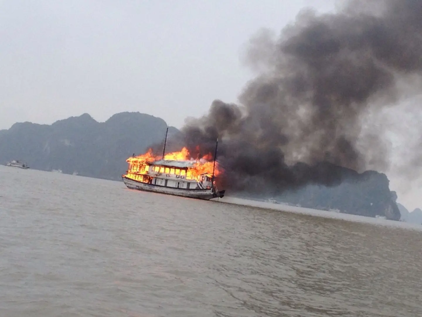 Lại cháy tàu du lịch trên cảng Tuần Châu