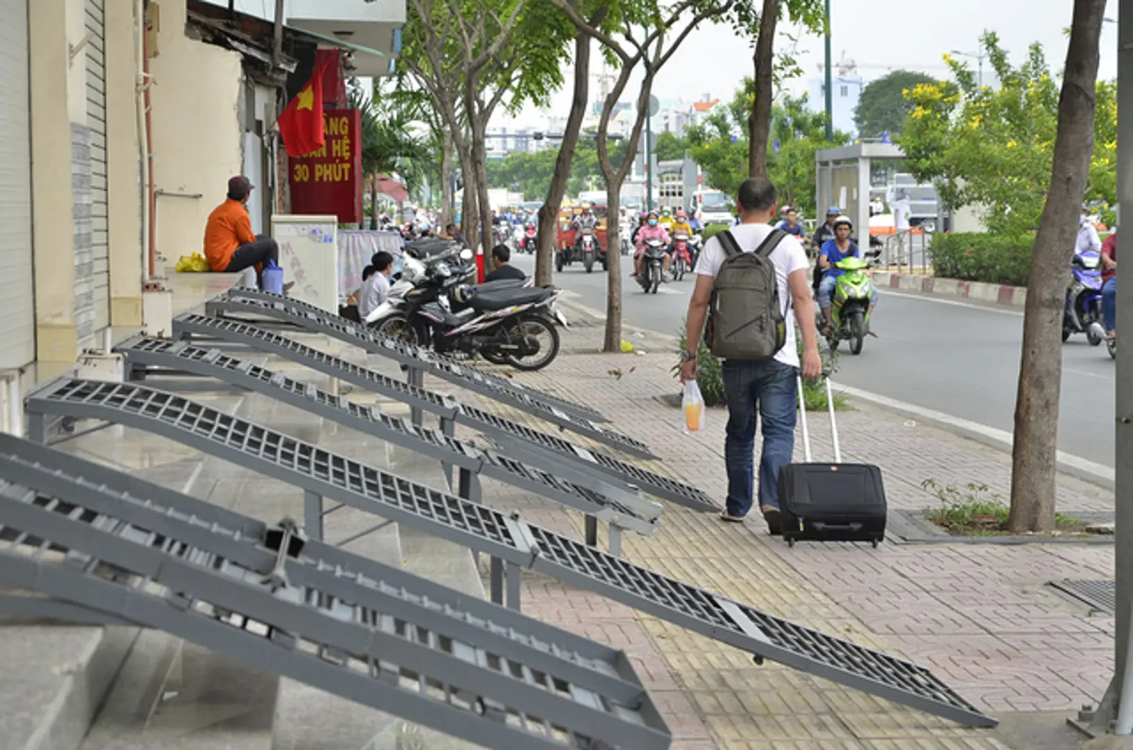 Bậc tam cấp tự chế "ôm trọn" vỉa hè đường đẹp nhất nội đô!