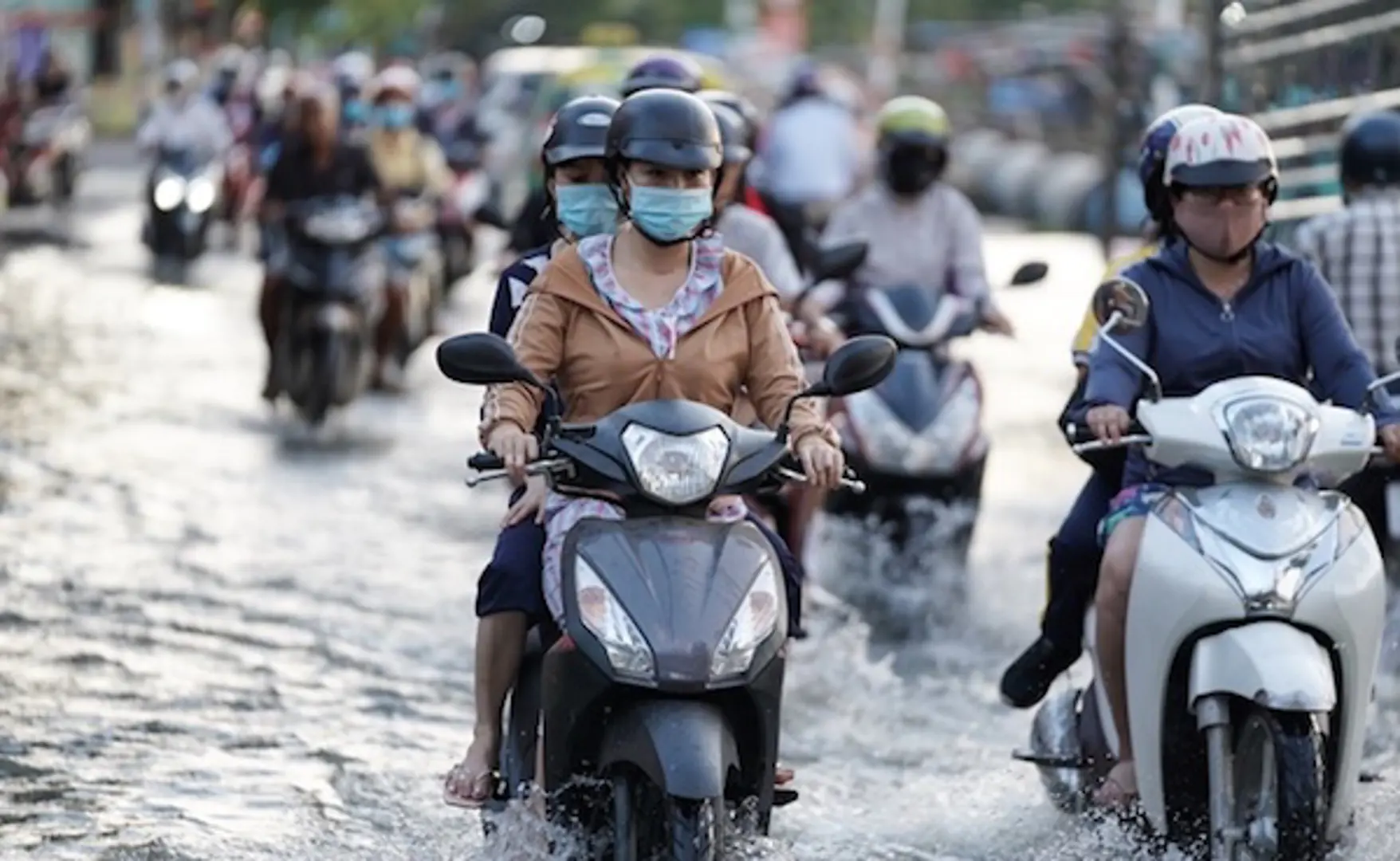 TP Hồ Chí Minh: Triều cường tiếp tục dâng cao, người dân chật vật lưu thông trên đường