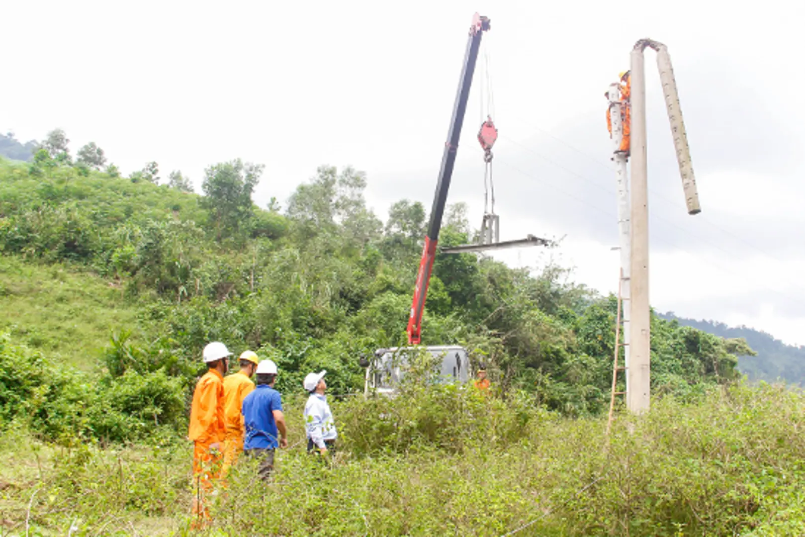 Nhiều khu vực tại miền Trung được cấp điện trở lại sau mưa lũ