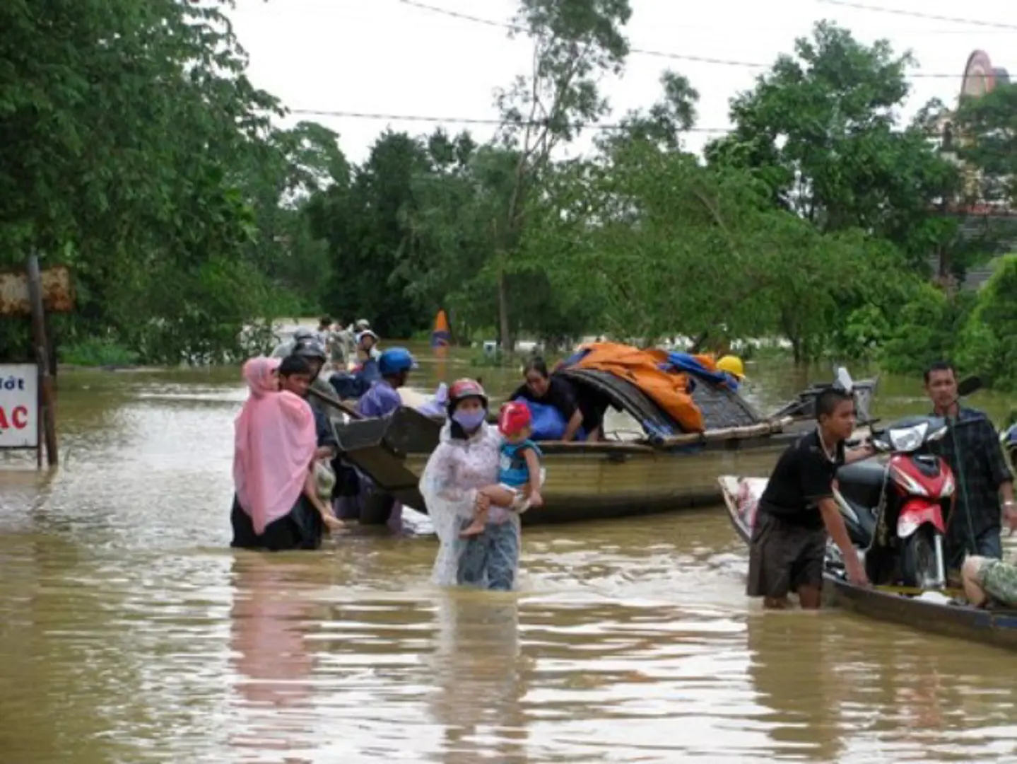 Những “người hùng” cứu dân trong lũ dữ ở Quảng Trị