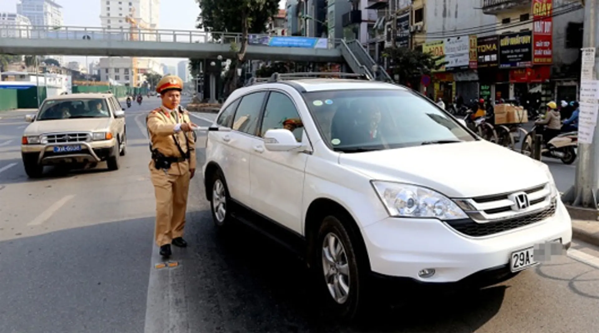 Hàng loạt tài xế bị tuýt còi vì lấn làn buýt nhanh