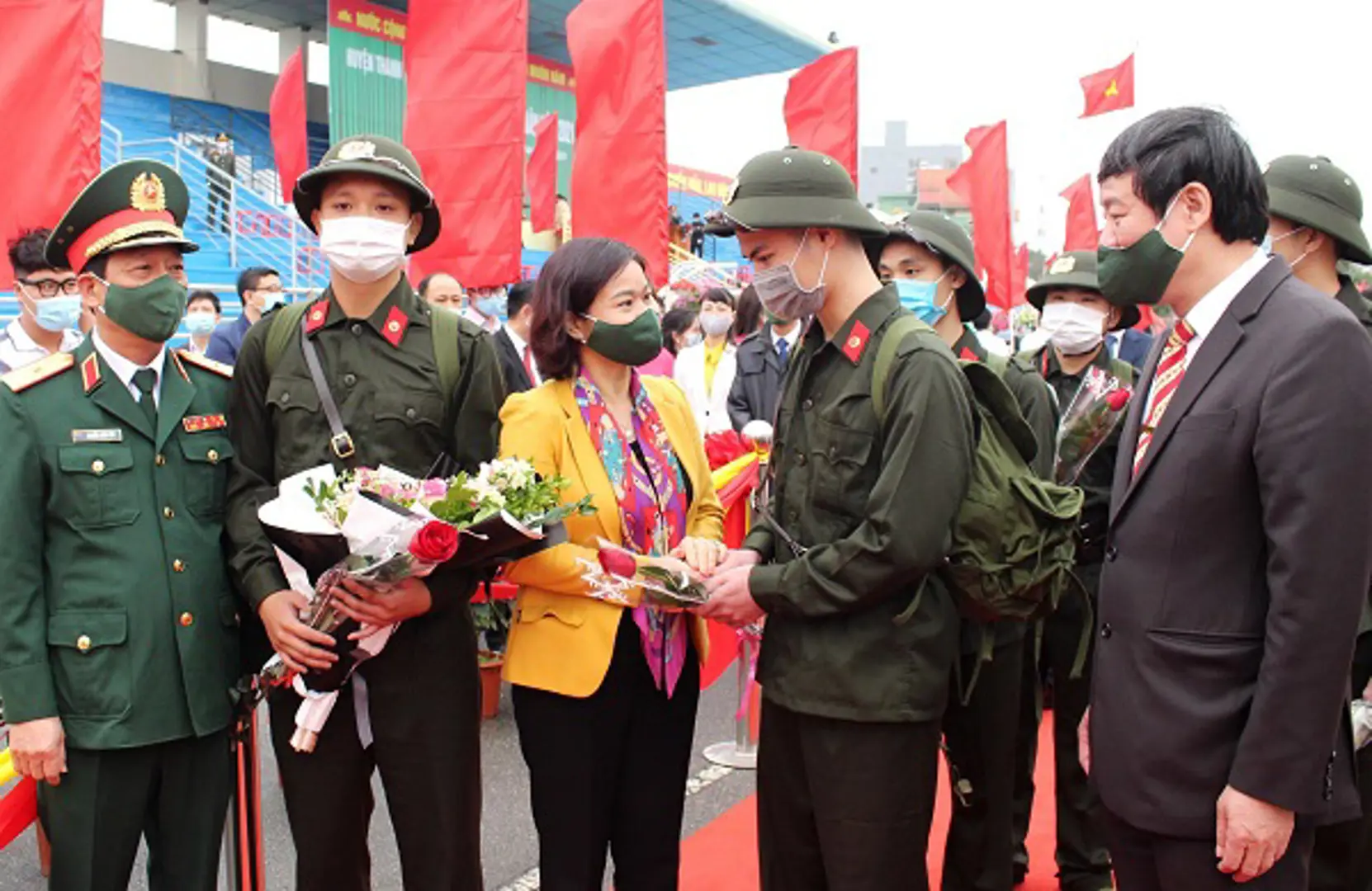 Phó Bí thư Thường trực Thành ủy Hà Nội Nguyễn Thị Tuyến động viên tân binh huyện Thanh Trì lên đường nhập ngũ