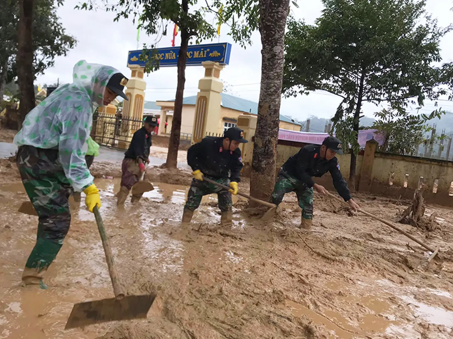 Tập trung hỗ trợ người dân sửa chữa nhà cửa, trường học, khôi phục sản xuất