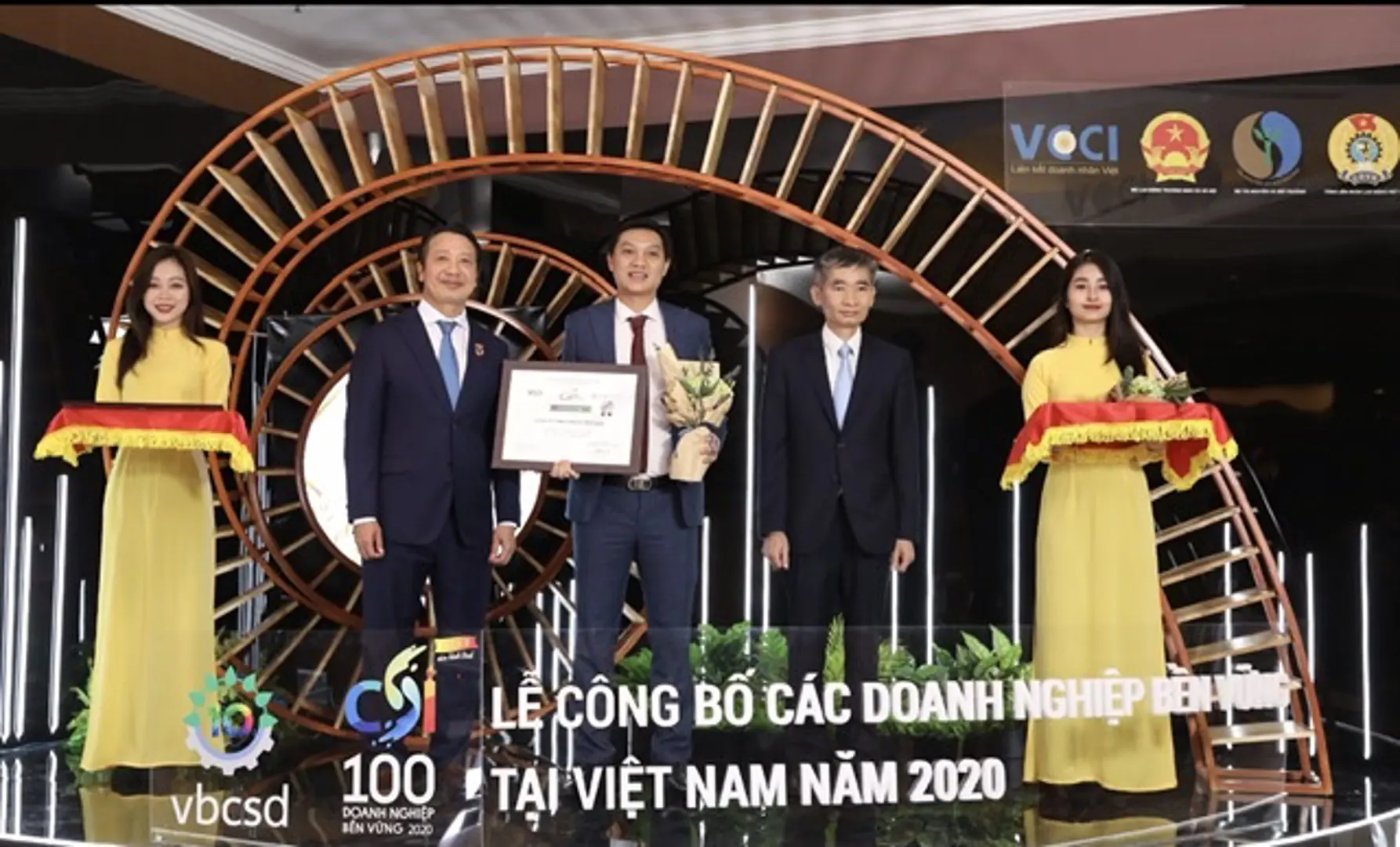 Amway Việt Nam được vinh danh trong 100 doanh nghiệp phát triển bền vững hàng đầu Việt Nam năm 2020