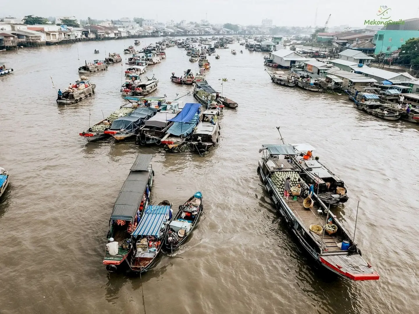 Du khách nước ngoài trải nghiệm bữa sáng tại chợ nổi Cần Thơ