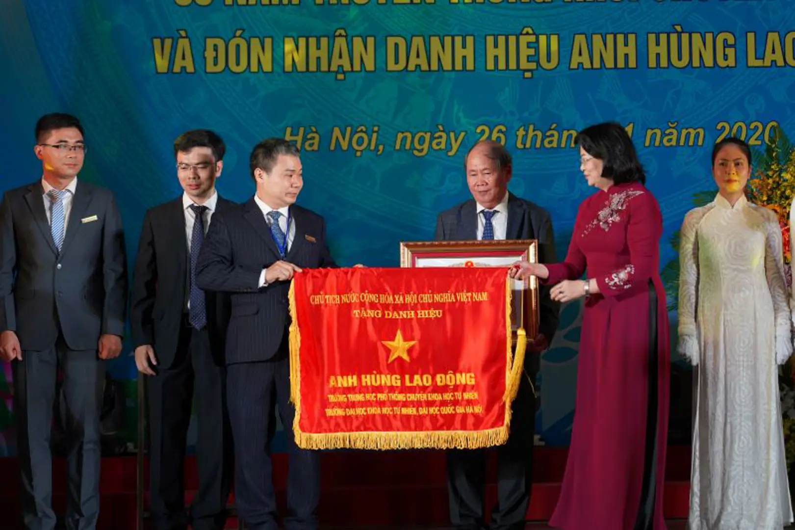 Ngôi trường có nhiều học sinh trúng tuyển đại học lớn đón nhận danh hiệu Anh hùng Lao động