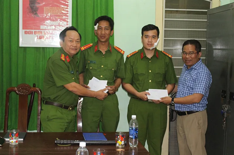 Khống chế kẻ cầm dao dọa giết người nhà, 2 công an bị chém thương tích