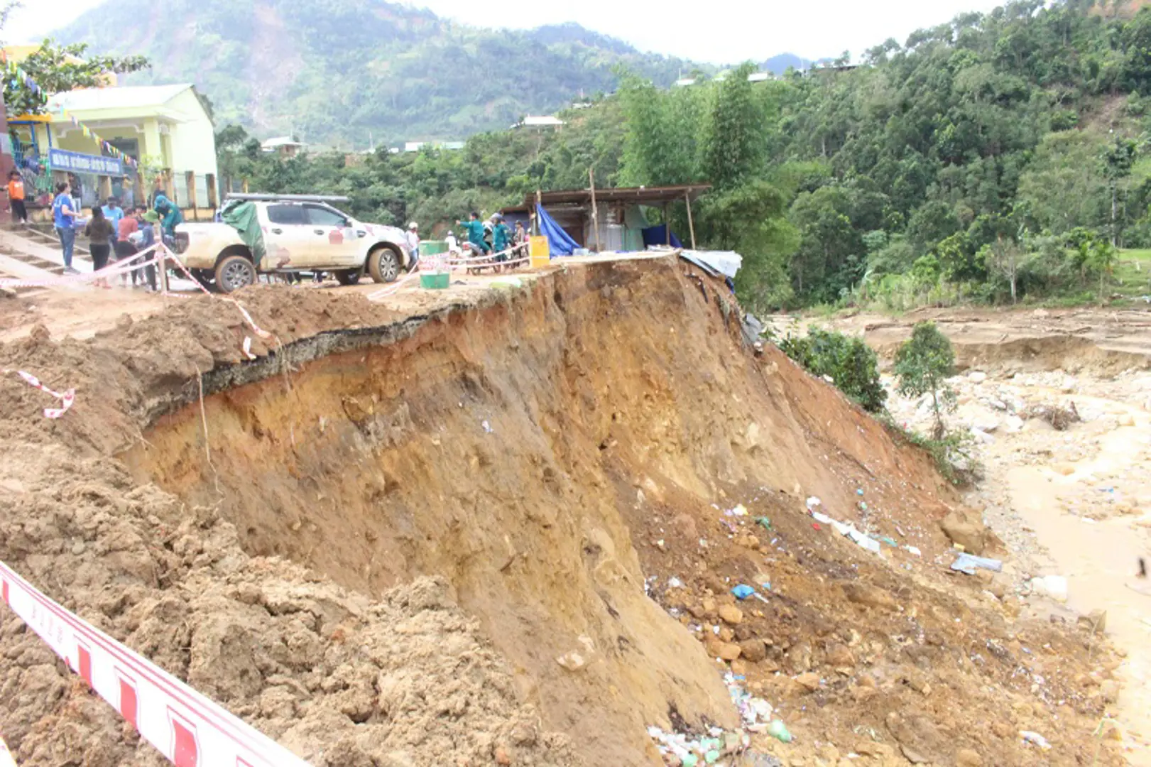 Quảng Nam ban hành tình huống khẩn cấp sạt lở đường tại Phước Sơn