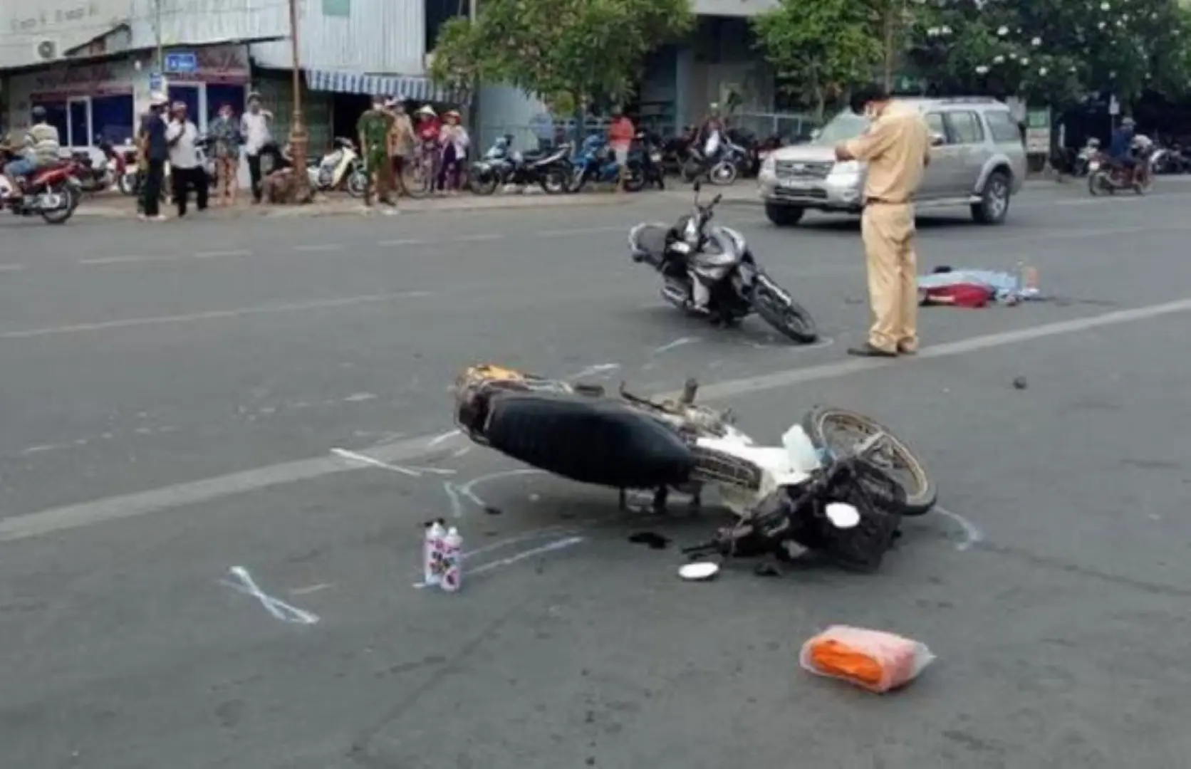 Hà Nội: Ô tô va chạm xe máy tại ngã tư Phạm Hùng - Dương Đình Nghệ, 1 người nguy kịch