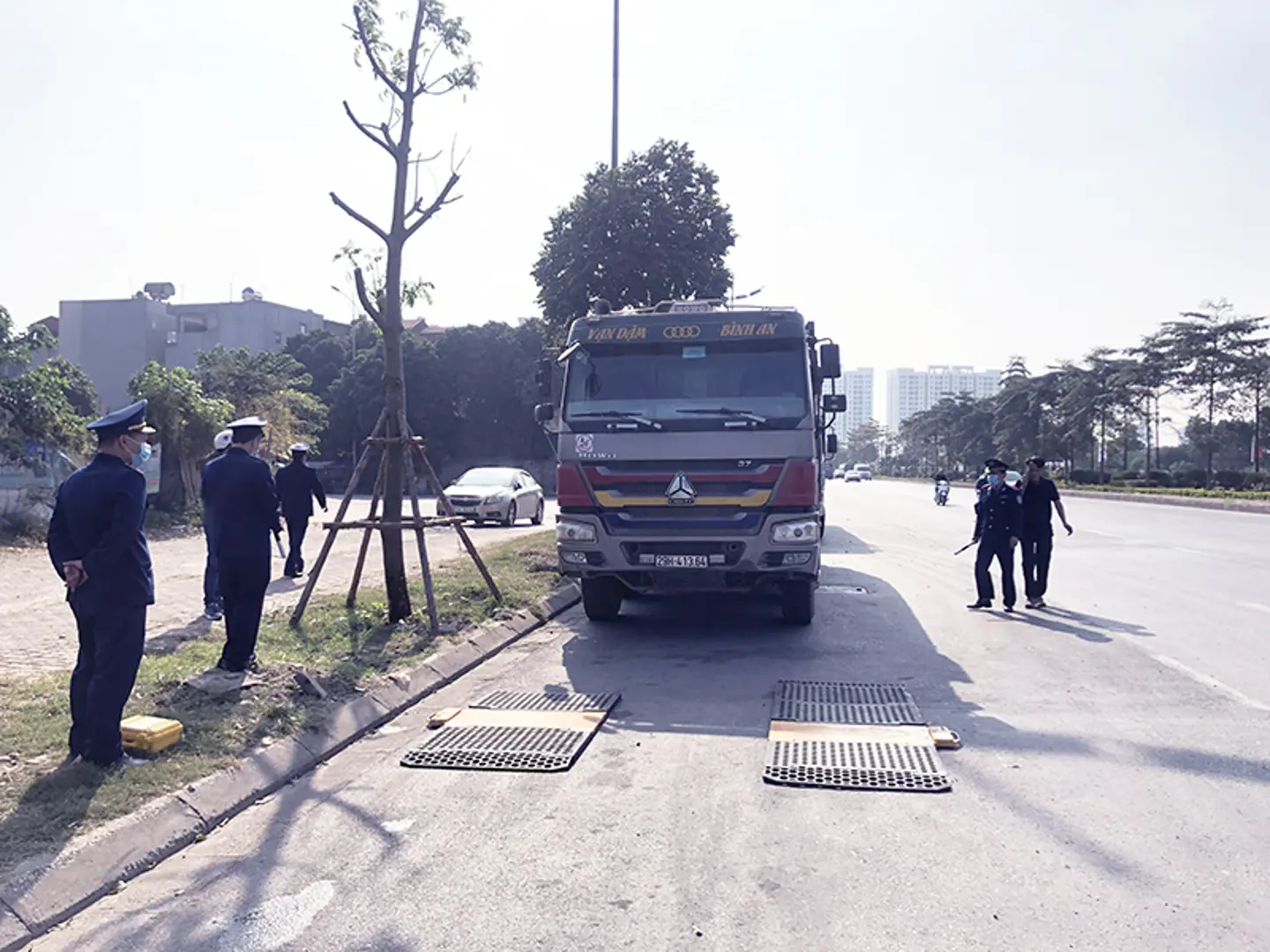 Kiểm tra nồng độ cồn và ma tuý trên các tuyến trọng điểm: Không còn biểu hiện chống đối, vòng vo