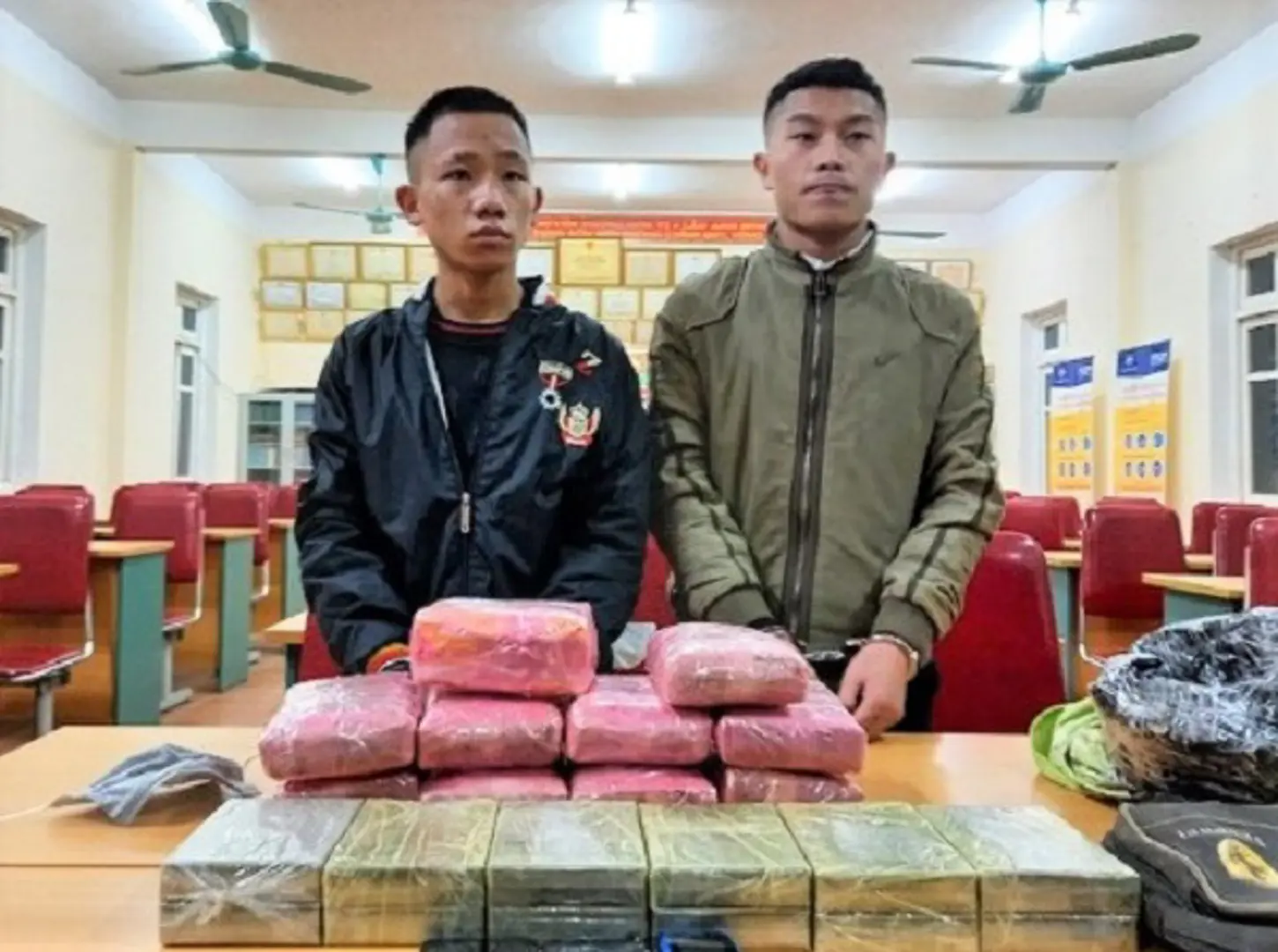 Nghệ An: Vận chuyển 12 bánh heroin và 54.000 viên ma túy, 3 thiếu niên bị bắt giữ