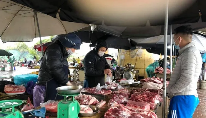 Chợ Hà Nội ngày 28 Tết: Nguồn cung thực phẩm dồi dào, giá rẻ hơn ngày thường