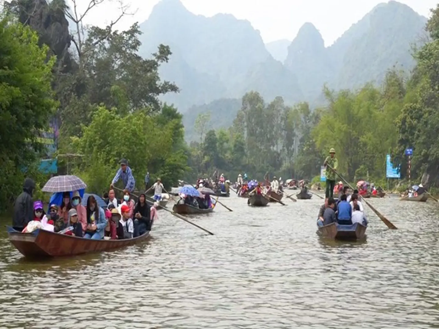 Chùa Hương - Mỹ Đức đón hơn 10 vạn du khách về tham quan, lễ Phật