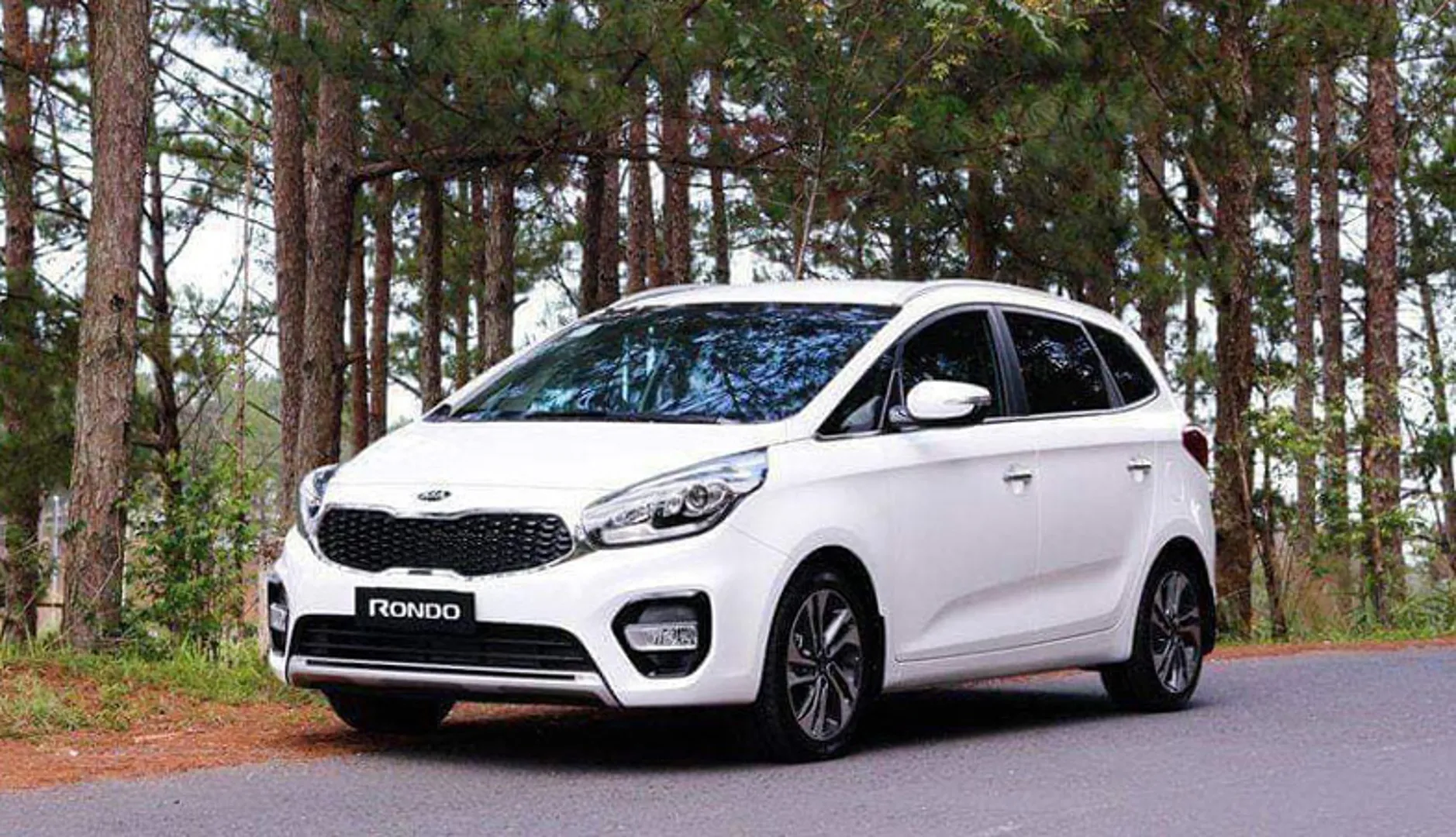 Giá xe ô tô hôm nay 5/1: Kia Rondo thấp nhất 559 triệu đồng