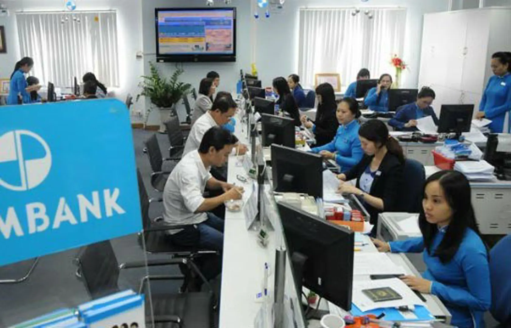 Eximbank tính "đòi lại" 52 tỷ đồng thù lao đã trả cho sếp cũ