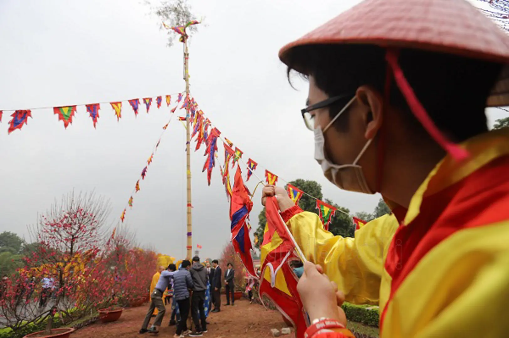 [Ảnh] Tái dựng nghi lễ dựng cây nêu, thả cá chép ở cung đình Thăng Long