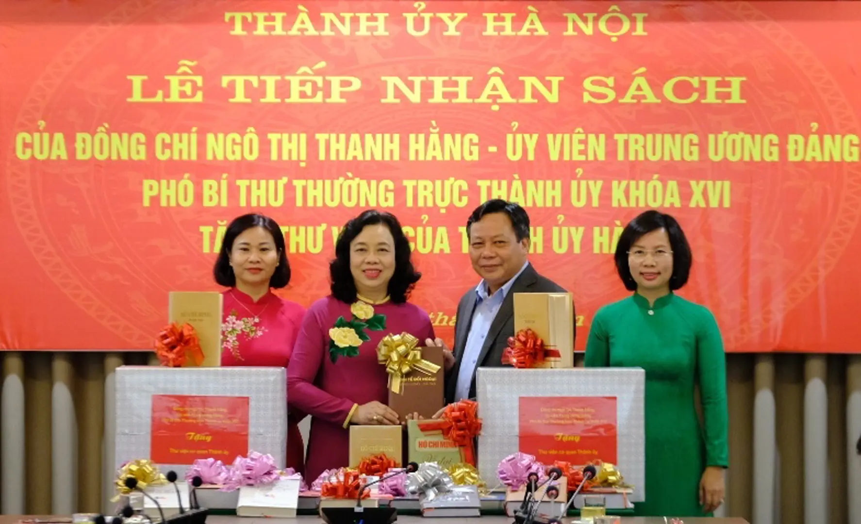 Đồng chí Ngô Thị Thanh Hằng tặng hơn 1.000 cuốn sách cho Thư viện Thành ủy