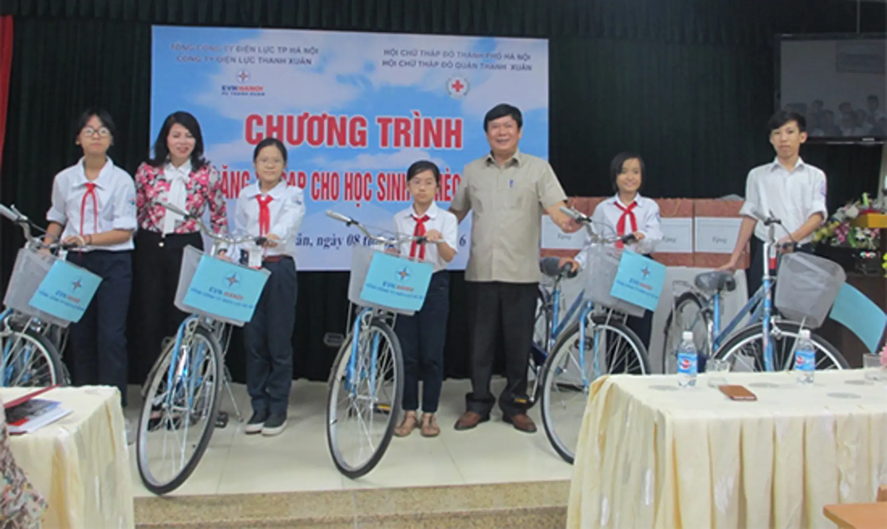 Quận Thanh Xuân: Tặng quà cho học sinh nghèo vượt khó