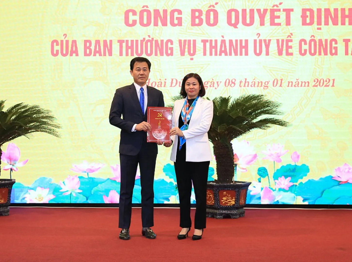 Trao quyết định điều động, phân công đồng chí Nguyễn Xuân Đại giữ chức Bí thư Huyện ủy Hoài Đức