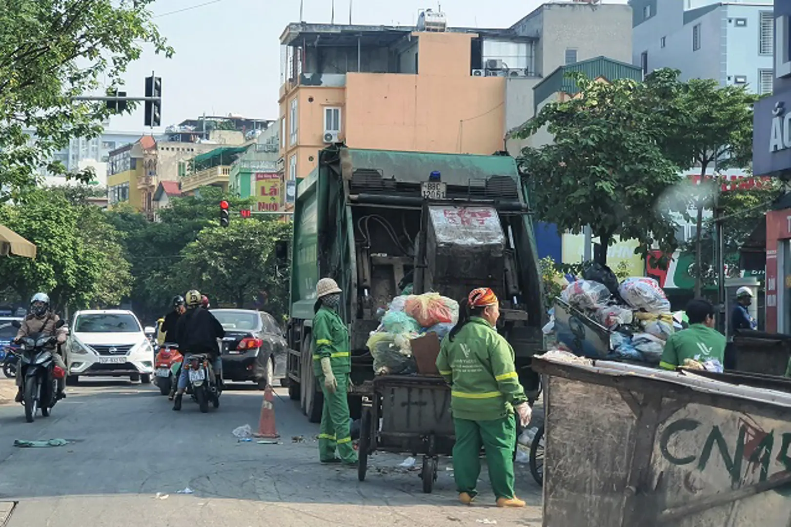 [Điểm nóng giao thông] Chân rác “án ngữ” phố Dương Quảng Hàm