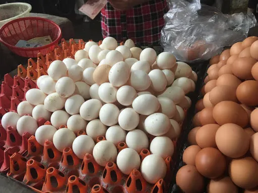 Tiêu dùng trong tuần: Giá vàng, thanh long giảm mạnh