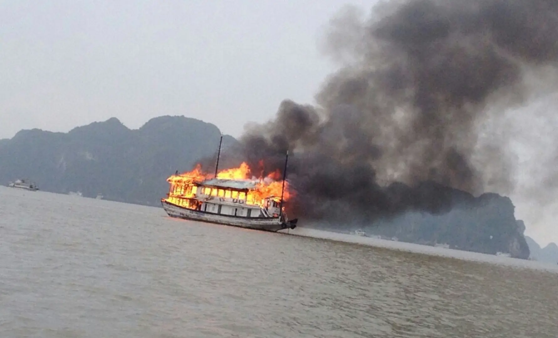 Lại xảy ra cháy tàu trên Vịnh Hạ Long