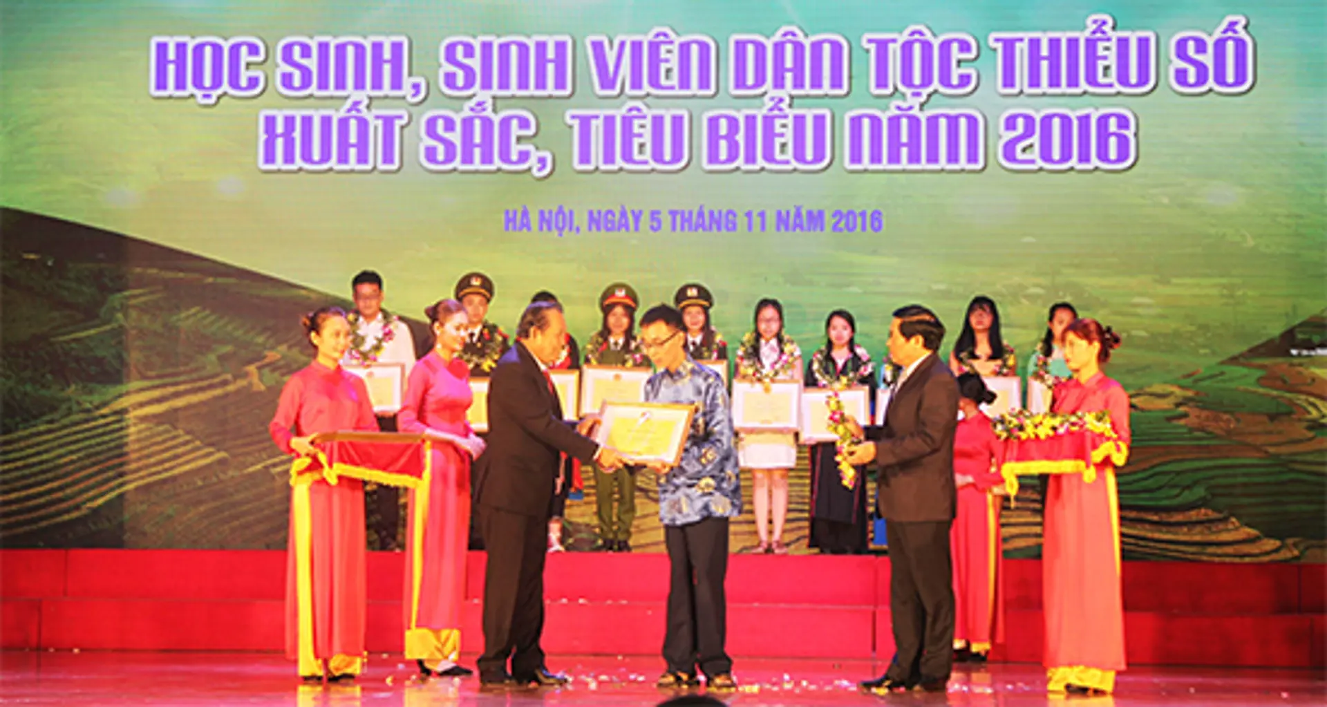 Tuyên dương 141 học sinh, sinh viên dân tộc thiểu số xuất sắc