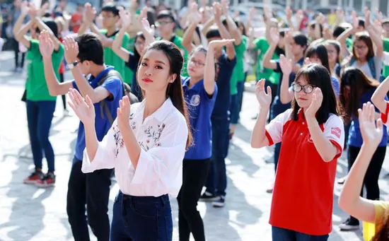 Hoa hậu Mỹ Linh nhảy flashmob chúc mừng thầy cô giáo