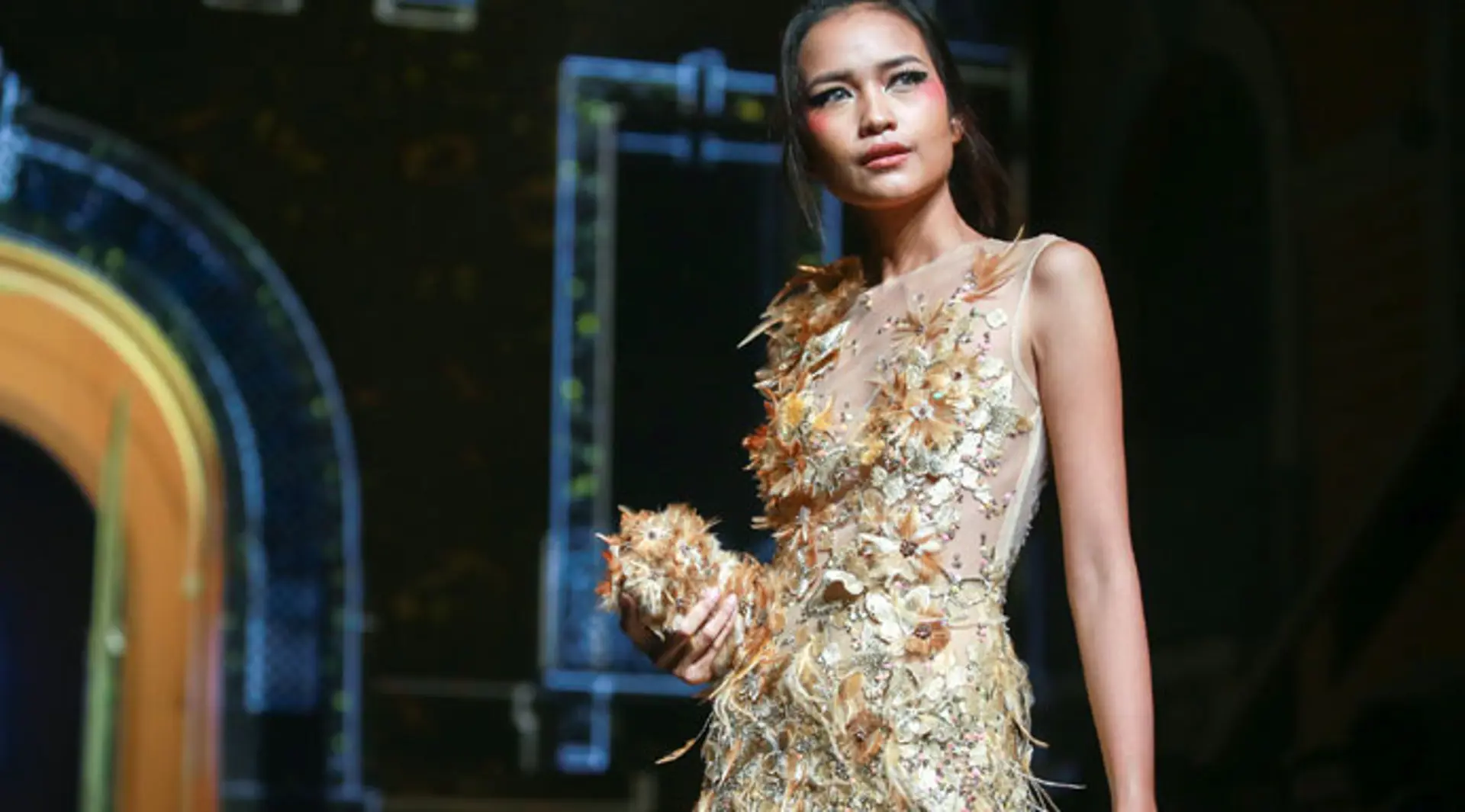 Ba Quán quân Next Top sáng rực trên sàn catwalk dưới mưa