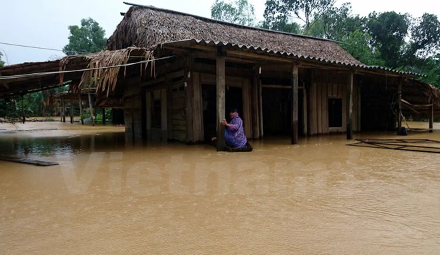 Người dân vùng rốn lũ Hương Khê khắc khoải chờ nước rút