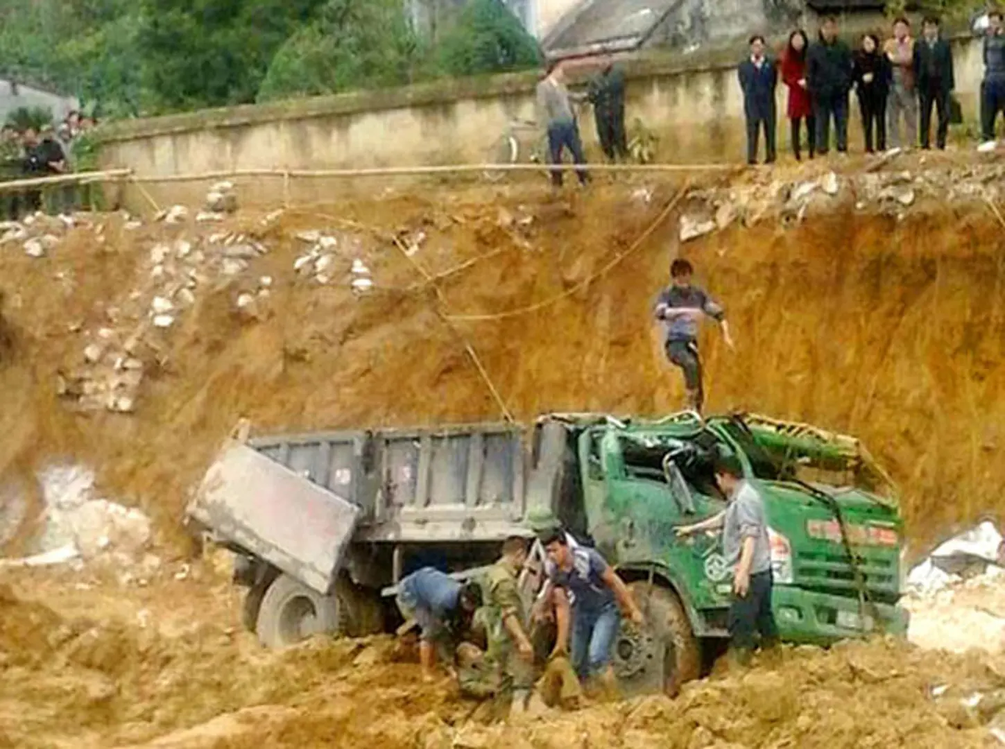 Xe tải rơi xuống công trường đang thi công, 1 người tử vong