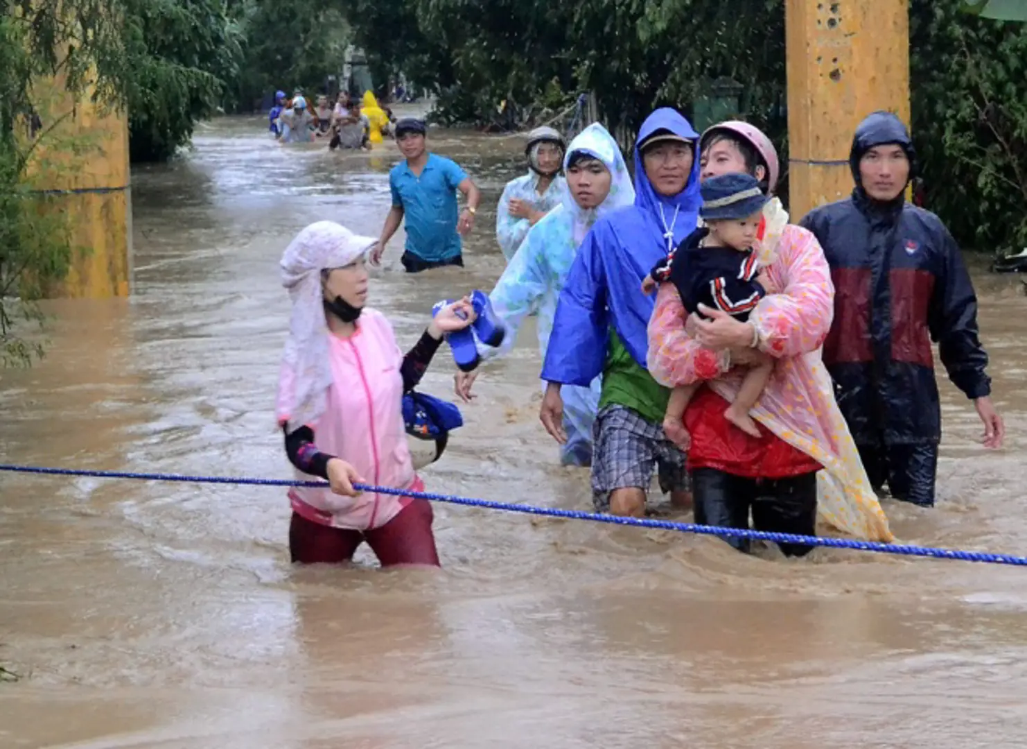 Thủy điện đồng loạt xả lũ, nhiều địa phương bị nhấn chìm