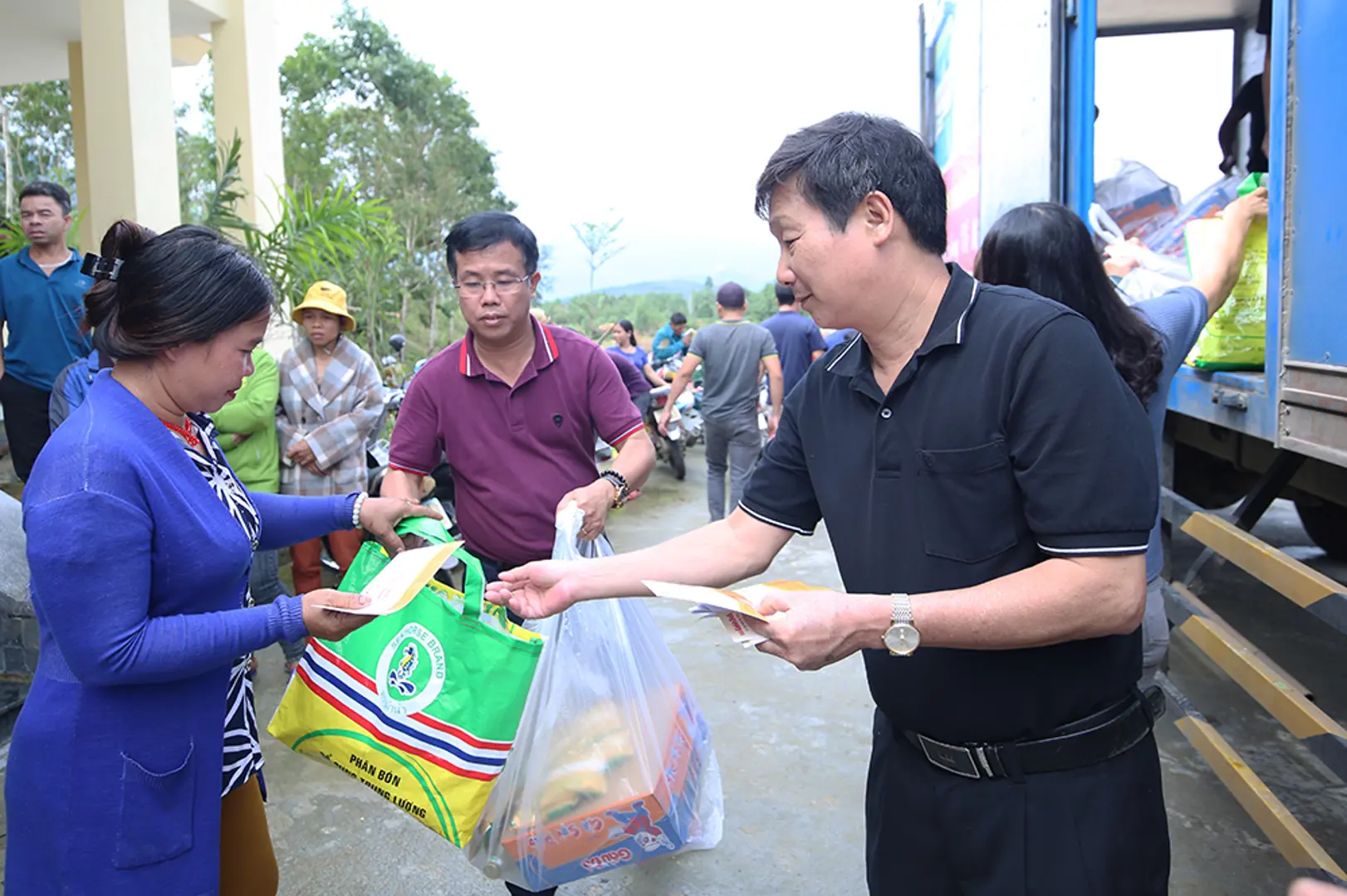 Về với bà con miền Trung