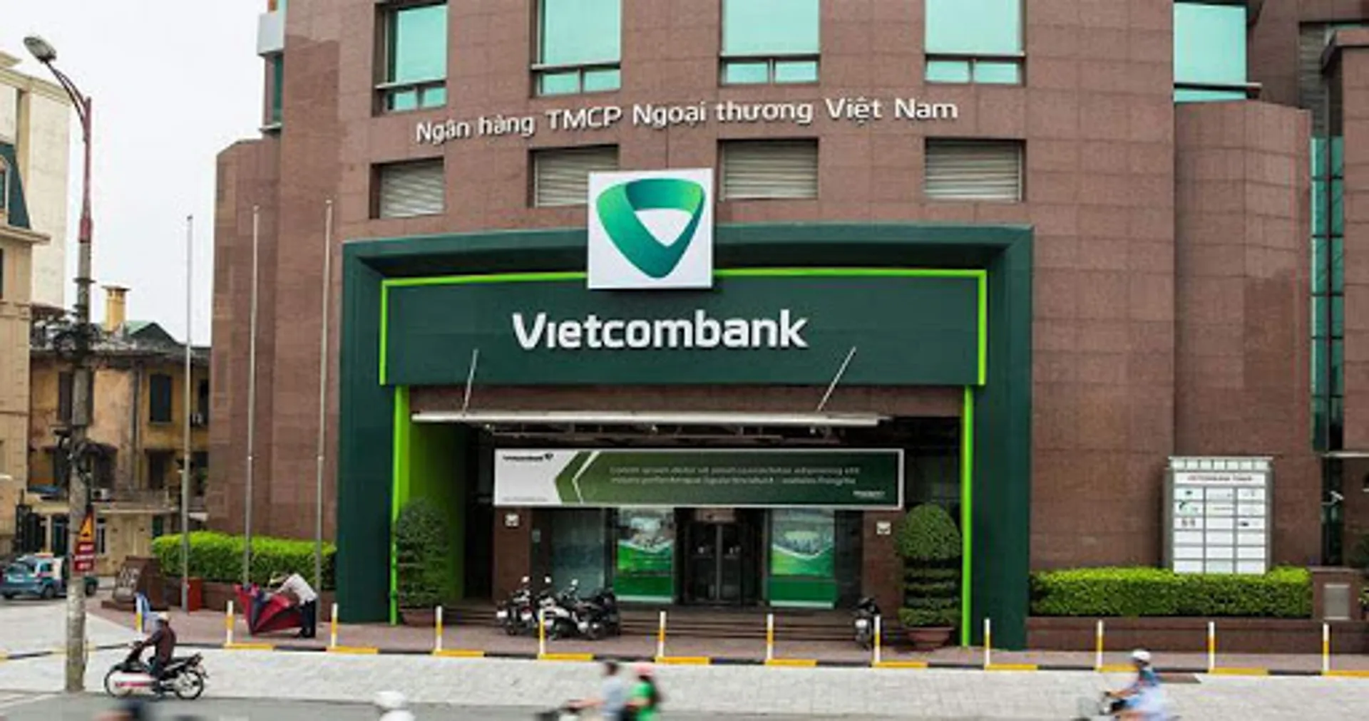 Vietcombank: Từ “Người thong dong biết chạy” đến “ Nhà băng gánh đều hai vai”