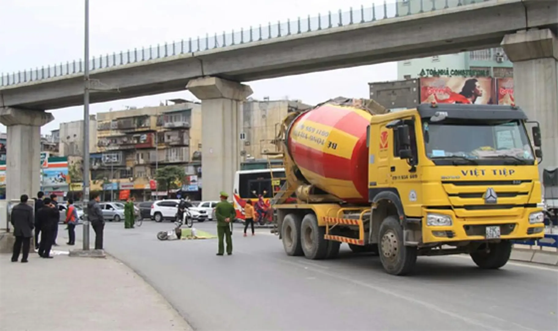 Hà Nội: Sau va chạm với xe trộn bê tông, nữ sinh tử vong